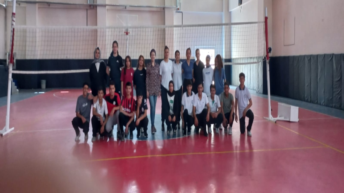 SOSYAL SORUMLULUK VE  TOPLUM HİZMETİ ÇALIŞMALARIMIZDAN VOLEYBOL TURNUVAMIZIN GALİBİ 9/G SINIFI OLMUŞTUR.......